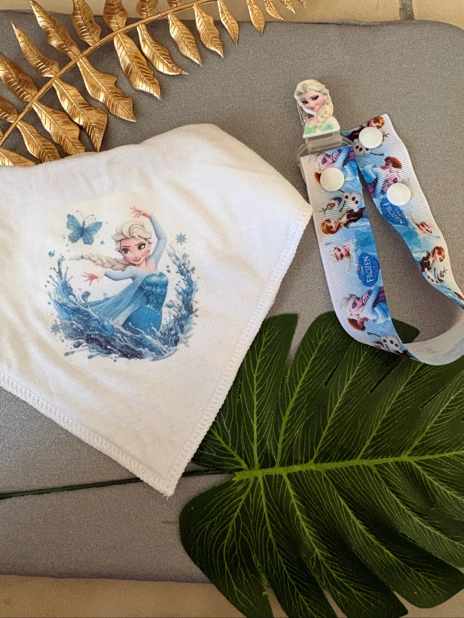 Ensemble bébé Disney La Reine des Neiges – Bavoir + attache tétine Elsa